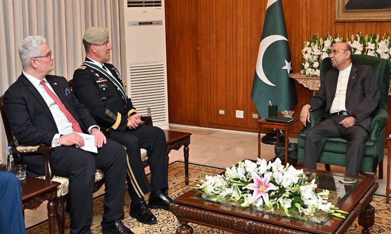 صدر مملکت نے امریکی جنرل مائیکل کوریلا کو نشان امتیاز سے نواز دیا 