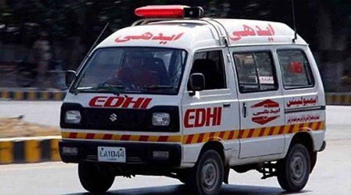 کوسٹر کی چھت پر سوئے 2 مسافر گرکر جاں بحق