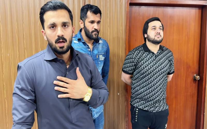 رجب بٹ کے قریبی دوستوں کی نازیبا ویڈیوز لیک ہوگئیں