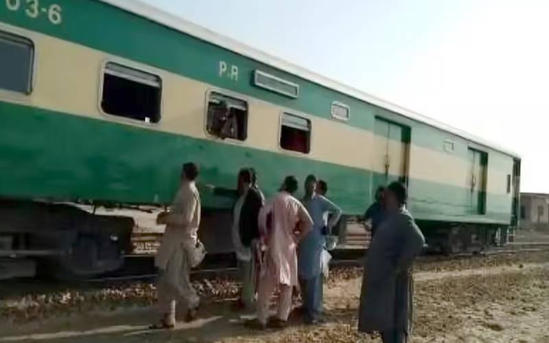 جیکب آباد: ریلوے ٹریک پر دھماکہ ، جعفر ایکسپریس کی 3 بوگیاں پٹڑی سے اتر گئیں