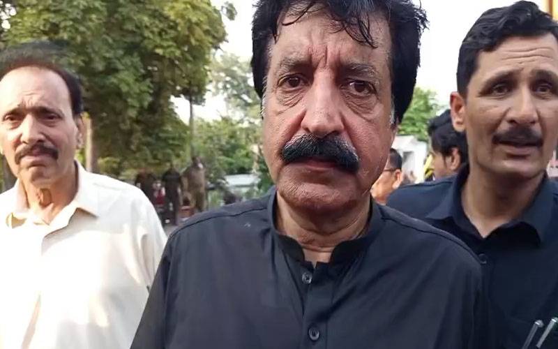 گورنر پنجاب سوال پر آپے سے باہر، صحافی کا موبائل چھین لیا