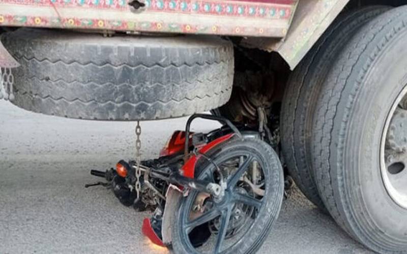 چکوال، تیز رفتار ٹرالر کی موٹر سائیکل کو ٹکر،ماں ا ور بیٹا کچلے گئے