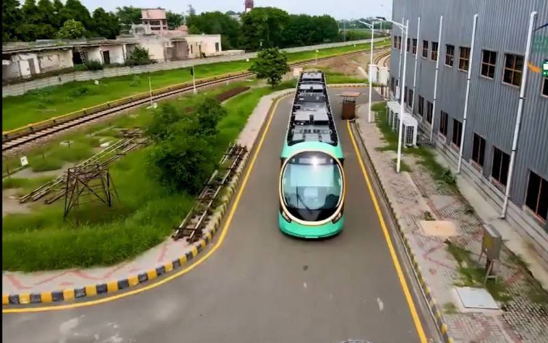 آٹومیٹڈ ریپڈ بس لاہور پہنچ گئی