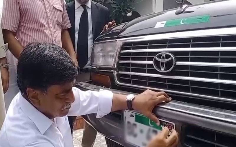  آفاق احمدگاڑی کی نمبر پلیٹ میں اجرک کے ڈیزائن کی جگہ پاکستانی پرچم لگانے کی ویڈیو وائرل