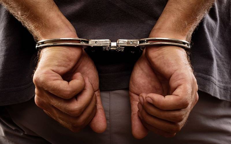 پولیس کا پی ٹی آئی رہنما اکمل خان باری کے گھر چھاپہ، چھوٹا بھائی گرفتار