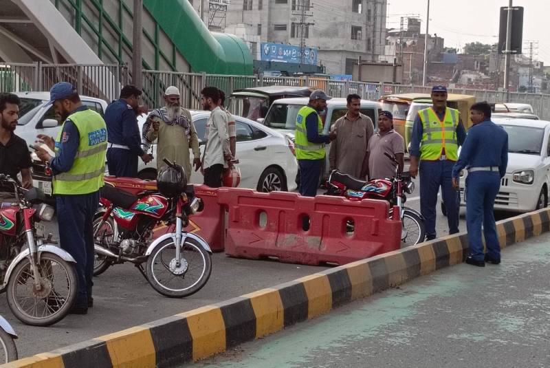 ٹریفک پولیس کے ظالمانہ جرمانے،موٹرسائیکل سوار رل گئے