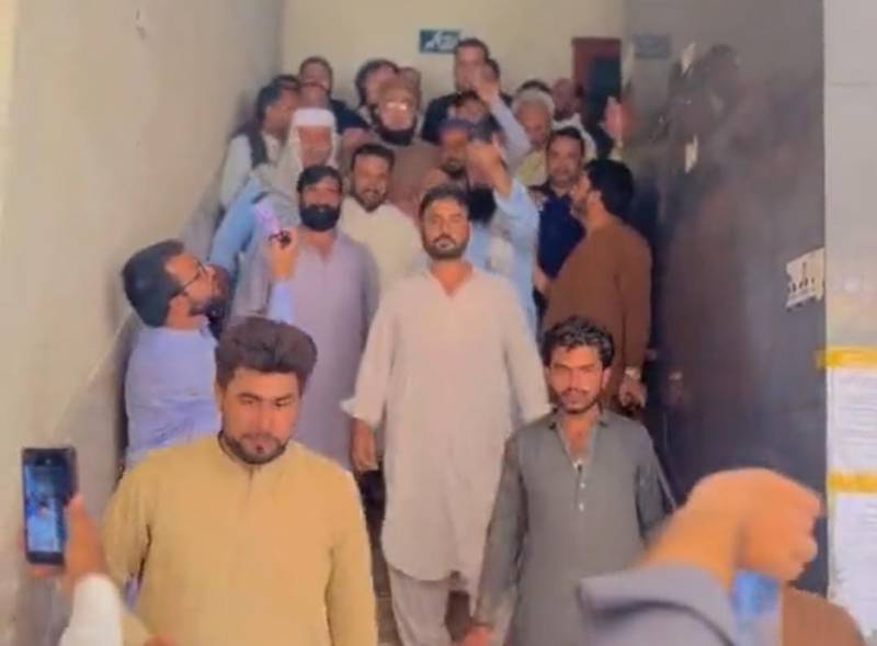 روک سکو تو روک لو۔۔سدرہ بی بی قتل کیس کا  مرکزی ملزم عدالت میں پیشی پر ٹک ٹاک بناتا رہا