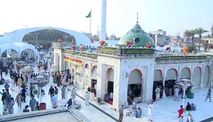 معروف صوفی بزرگ حضرت داتا گنج بخشؒ مزارکوزائرین کے لیے کھول دیا گیا  