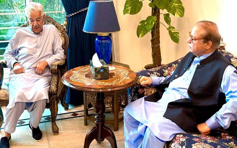  خواجہ آصف کی نواز شریف سے ملاقات، استعفیٰ کی خبروں  کو مسترد کر دیا 