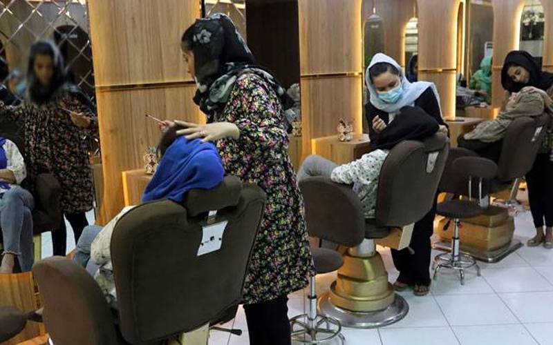 افغان طالبان نے گھروں میں قائم بیوٹی پارلر بھی بند کرانا شروع کردیئے 