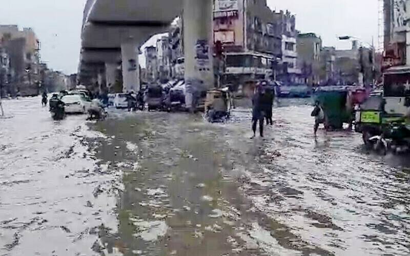 لاہور میں موسلا دھار بارش، لیسکو فیڈرز ٹرپ کر گئے، بجلی معطل