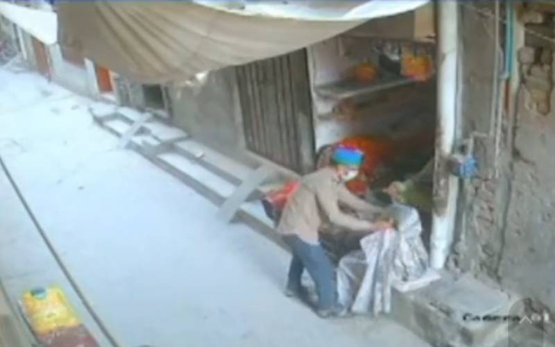 لاہور: بزرگ خاتون کے کانوں سے سونے کی بالیاں نوچ لی گئیں  