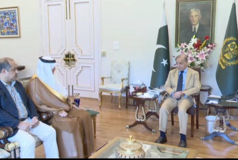وزیراعظم سےسعودی سفیر کی ملاقات،  فیوچر انویسٹمنٹ انیشی ایٹو فورم کا دعوت نامہ پیش کیا