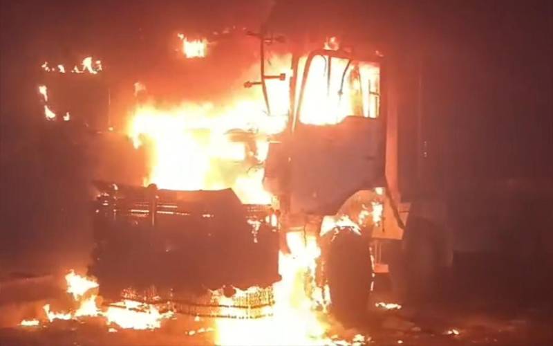 کراچی، ڈمپر نے بہن بھائی کو کچل ڈالا، والد زخمی، مشتعل ہجوم نے 7 ڈمپر جلا دئیے
