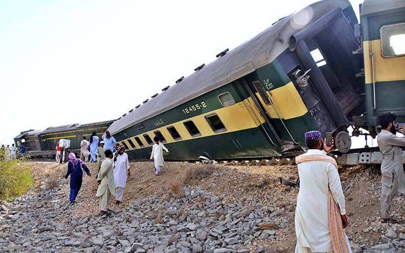 پشاور سے کراچی جانیوالی عوام ایکسپریس پٹری سے اتر گئی