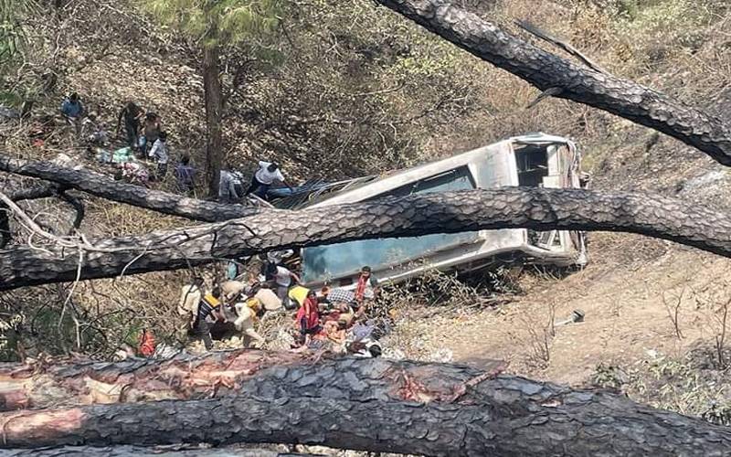 مظفرآباد: باراتیوں کی گاڑی کھائی میں گرنے سے 4 افراد جاں بحق، متعدد زخمی 
