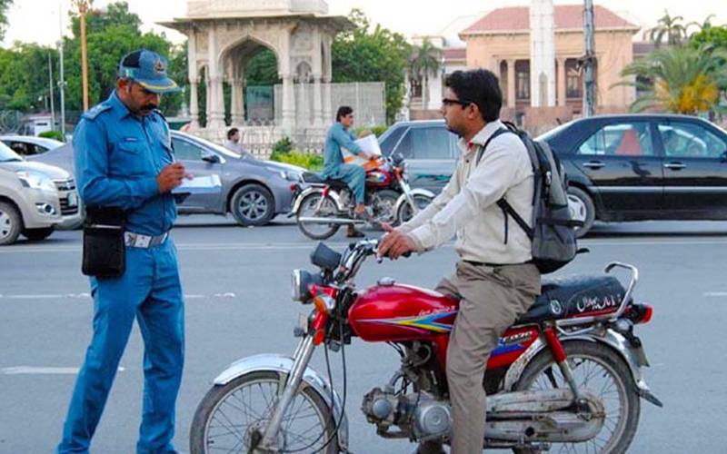 غریب موٹر سائیکل سواروں کے دھڑا دھڑ چالان،پولیس  اہلکاروں کوکھلی چھوٹ