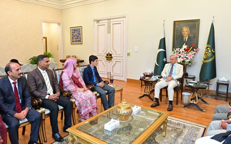 آپ نے بورڈ میں تیسری پوزیشن حاصل کی تو مجھے بہت فخر محسوس ہوا ،وزیراعظم کی اکرام اللہ سے گفتگو
