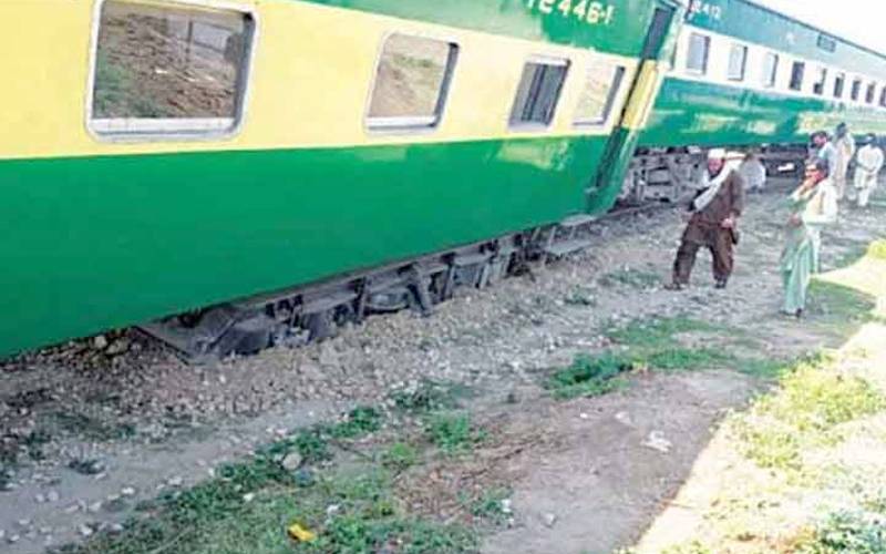 لاہور سے ملتان جانے والی ٹرین حادثے کا شکار، 4 افراد زخمی