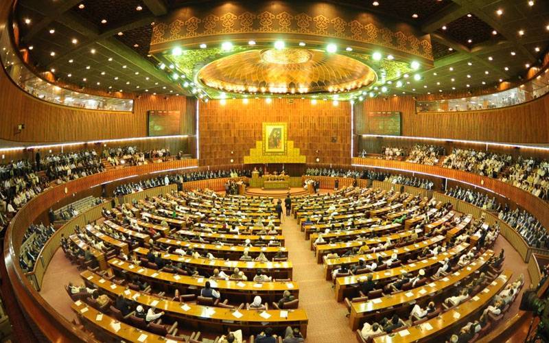 قومی اسمبلی میں پی ٹی آئی کا احتجاج، عمران خان کی رہائی کیلئے نعرے بازی