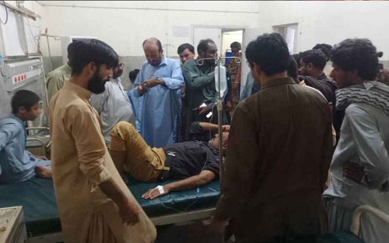 سبی: گرلز کالج کے قریب پولیس اہلکاروں  پر دستی بم سے حملہ  