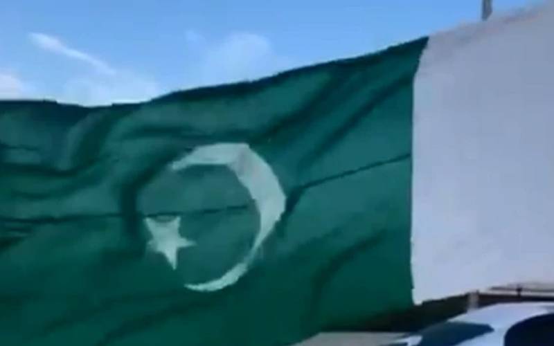 ضلعی انتظامیہ لاہور کا دماغ الٹ گیا، واہگہ کوریڈورپر سبزہلالی پرچموں کو اُلٹالگا دیا