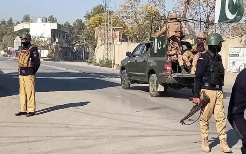 خیبر پختونخوا :دہشتگردوں کے پولیس پر بیک وقت 6حملے ، 5 اہلکار شہید ، 5 زخمی