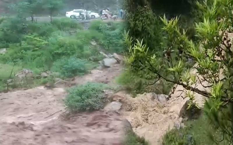 ایبٹ آباد؛ برساتی نالے میں طغیانی،خاتون ٹیچر سمیت میٹرک کی طالبہ بہہ گئیں