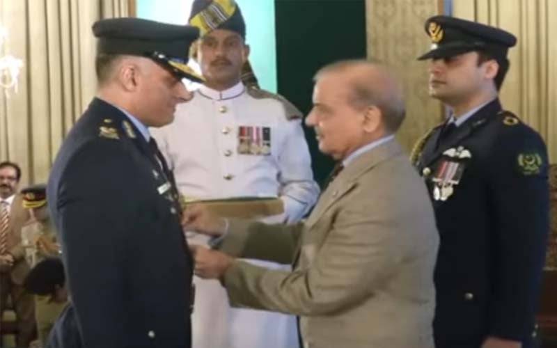 ایئر وائس مارشل اورنگزیب کو ستارہ بسالت سے نواز دیا گیا