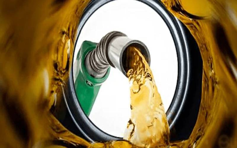  چنیوٹ : وفاقی وزیر کا موٹرسائیکل سواروں کو مفت پیٹرول کا تحفہ