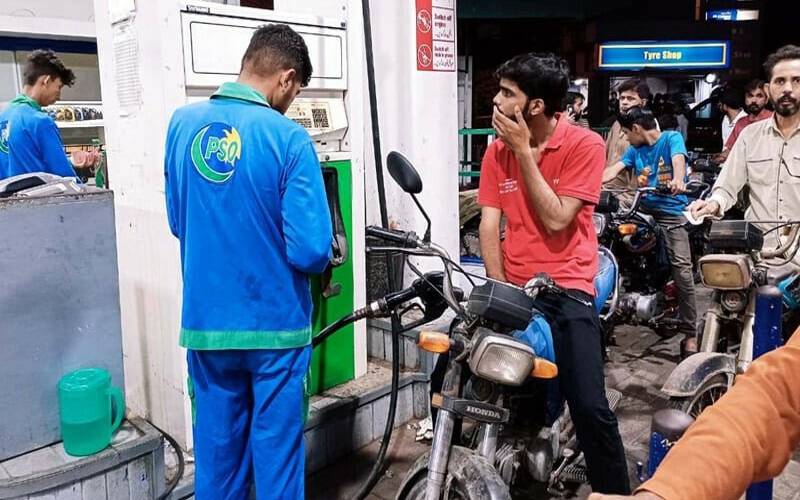  شہریوں کا حکومت سے پیٹرول کی قیمت میں کمی کامطالبہ