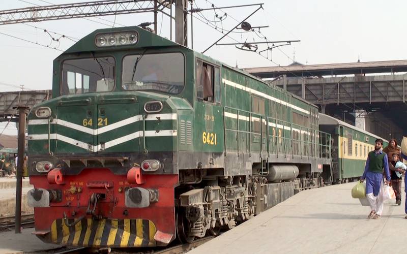 لاہور سے کراچی جانیوالی مسافرٹرین کاانجن فیل،متبادل پٹڑی سے اترگیا