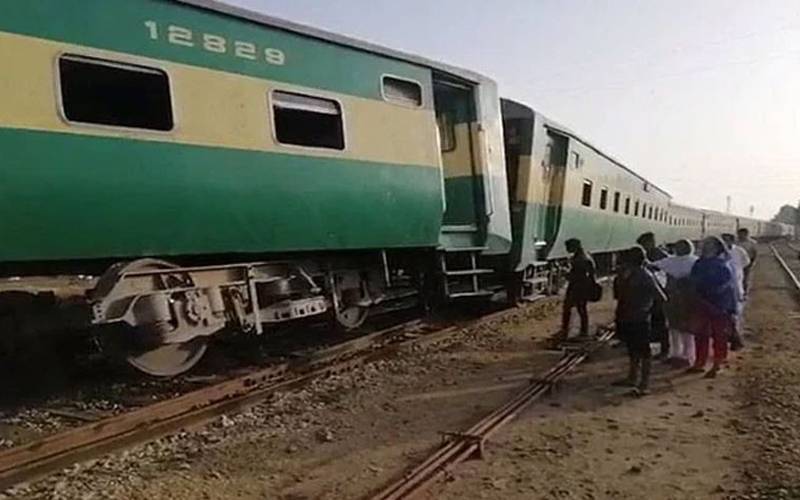 لودھراں:عوام ایکسپریس کو حادثہ،6 بوگیاں پٹڑی سے اترگئیں،2 مسافر جاں بحق،20زخمی