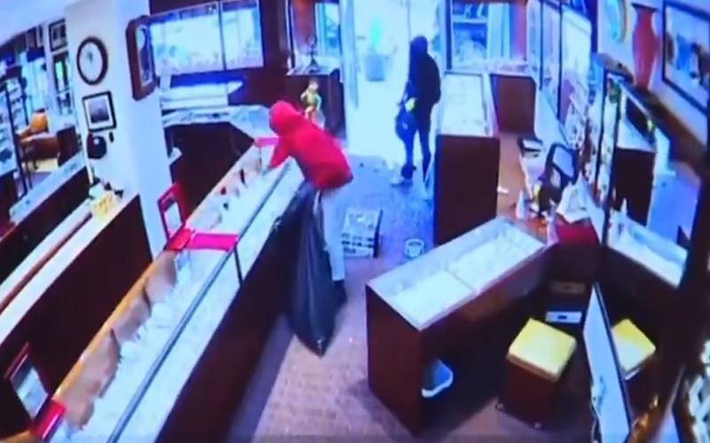 امریکا :ڈاکو 90 سیکنڈ میں 2 ملین ڈالر کے زیورات لے اُڑے، ویڈیو وائرل 