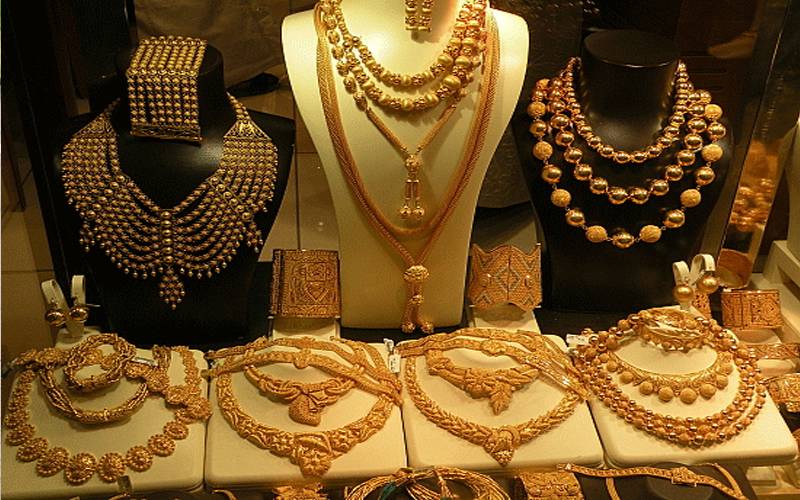 ایک ہفتے کے دوران فی تولہ سونا 6200 روپے سستا 