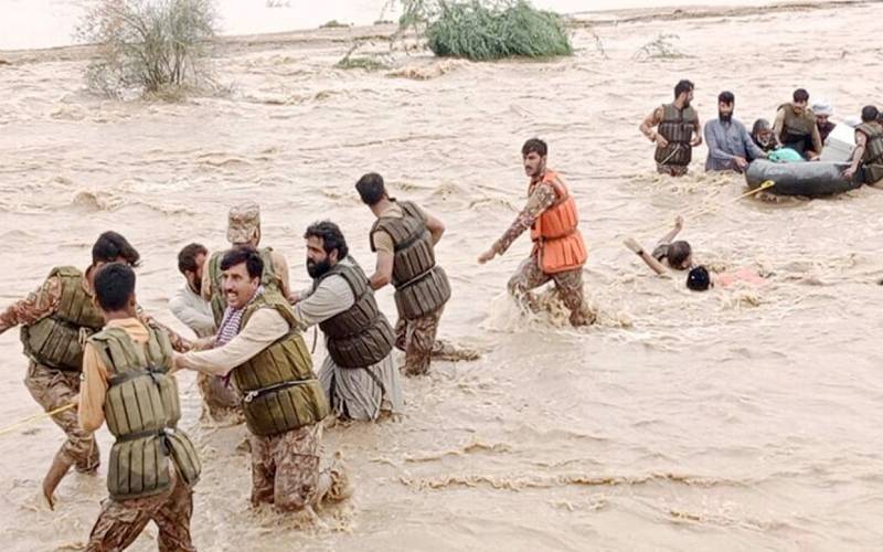  سیلاب زدہ علاقوں میں پاک فوج کی جانب سے راشن کی تقسیم جاری