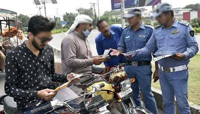 بغیر ڈرائیونگ لائسنس گاڑی چلانے والوں کے 1لاکھ 1400 سے زائد  چالان