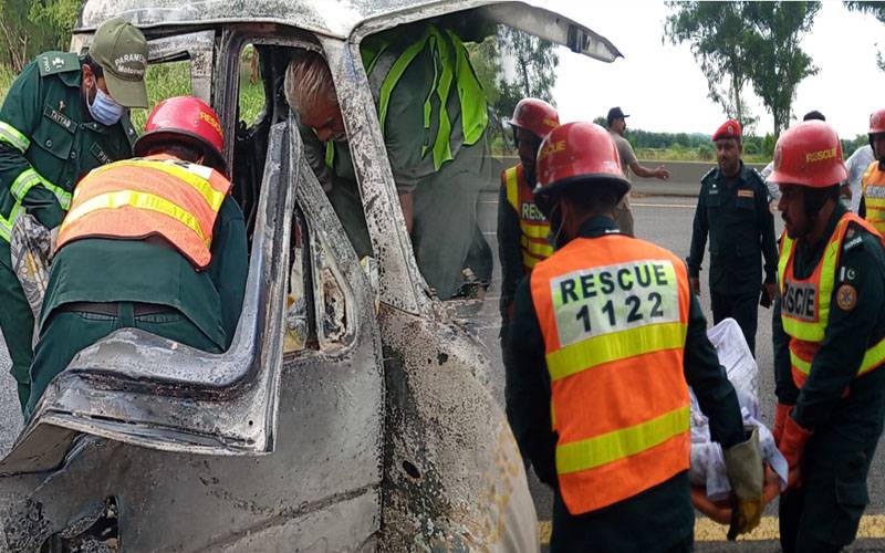 موٹروے M-2 پر سوزوکی ایوری وین الٹنے سے آگ لگ گئی،خاتون جھلس کر جاں بحق 