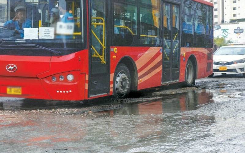 کراچی میں بارش کے باعث پیپلز بس سروس معطل