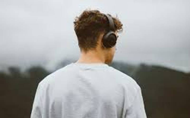 ہیند فری لگانے کا انجام۔۔پٹری پر چلنے والا نوجوان ٹرین کی زد میں آ کر جاں بحق