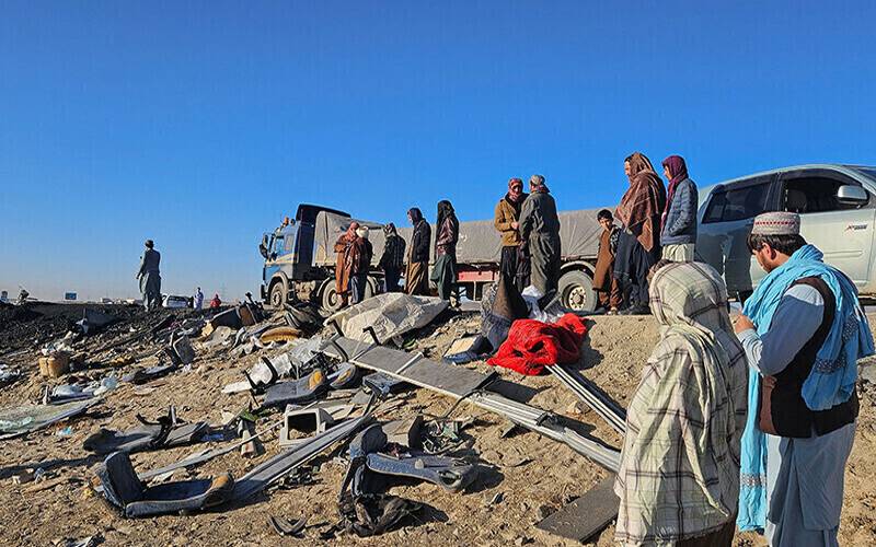 افغانستان: ایران سے واپس آنیوالے مہاجرین کی بس ٹینکر اور موٹرسائیکل سے ٹکراگئی، 76 ہلاک