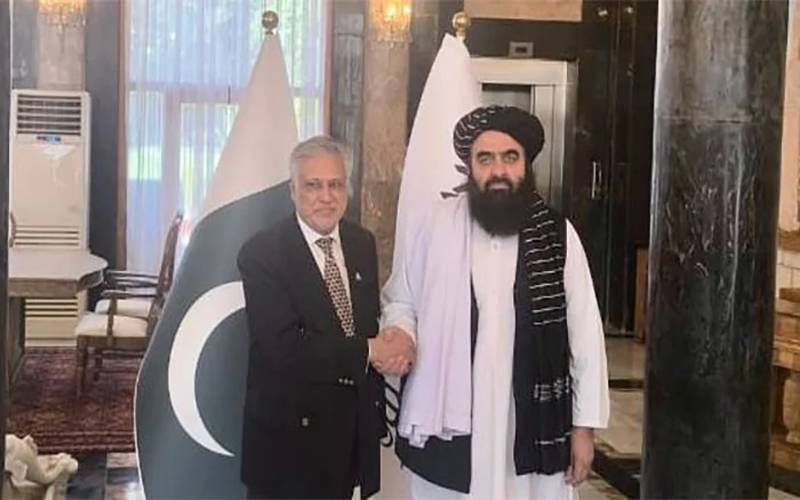 اسحاق ڈار کی امیر خان متقی سے ملاقات، دوطرفہ تعلقات میں مثبت پیشرفت پر اطمینان کا اظہار 