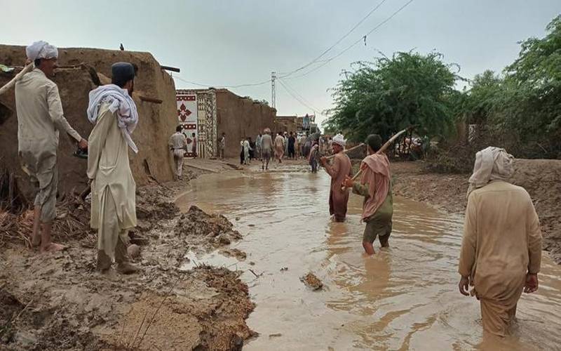 پنجاب: دریاؤں میں پانی کی سطح بلند، بند ٹوٹنے سے سیکڑوں بستیاں اجڑ گئیں، فصلیں تباہ
