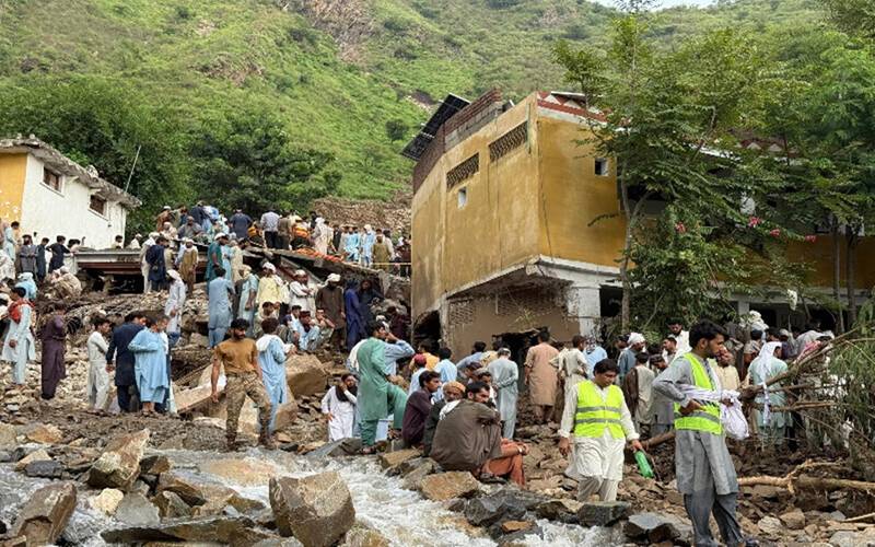بونیر میں ملبے سے مزید 6 اور صوابی میں 12 لاشیں برآمد