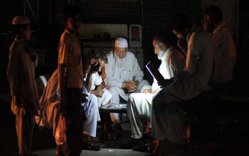 کراچی: متعدد علاقوں میں 30 سے 60 گھنٹوں سے بجلی غائب، شہری اذیت میں مبتلا
