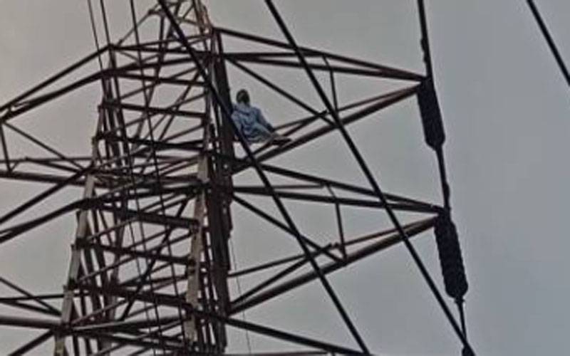 لاہورمیں شہری بجلی کے ہائی وولٹیج پول پر چڑھ گیا