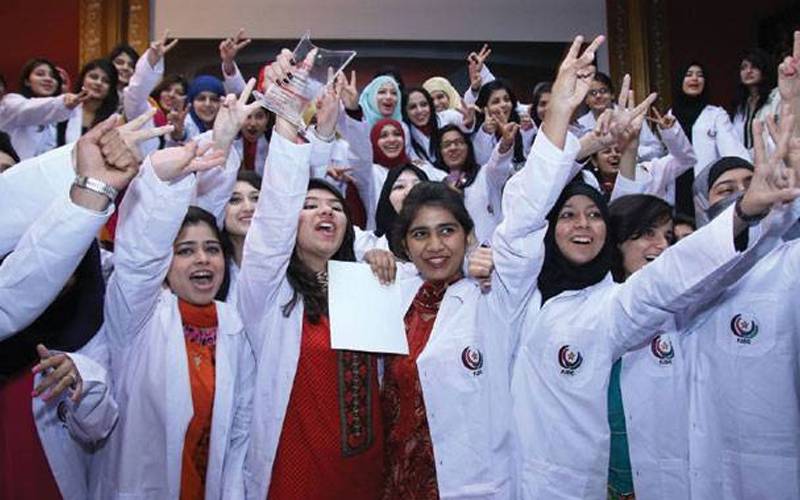 طلبا و طالبات کیلئے بڑی خبر۔۔میڈیکل کالجز میں سینکڑوں سیٹیں بڑھا دیں گئیں