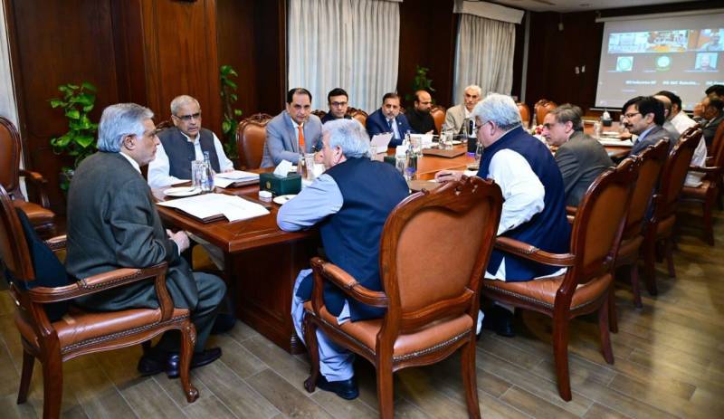  اسحاق ڈار کی زیر صدارت  اہم اجلاس، اشیائے ضروریہ کی دستیابی اور قیمتوں کا جائزہ  لیا گیا
