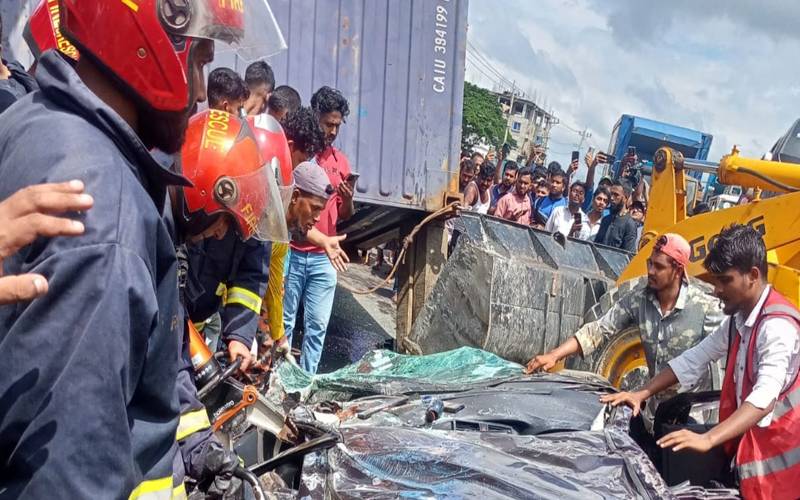 بنگلہ دیش کے کومیلا میں کورڈ وین نجی کار پر الٹ گئی، 4 افراد ہلاک