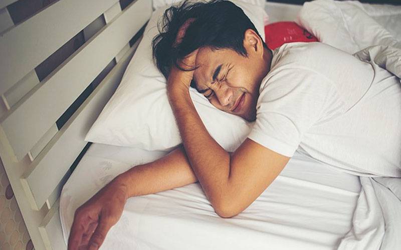 صبح اٹھتے ہی سر میں درد کیوں ہوتا ہے؟